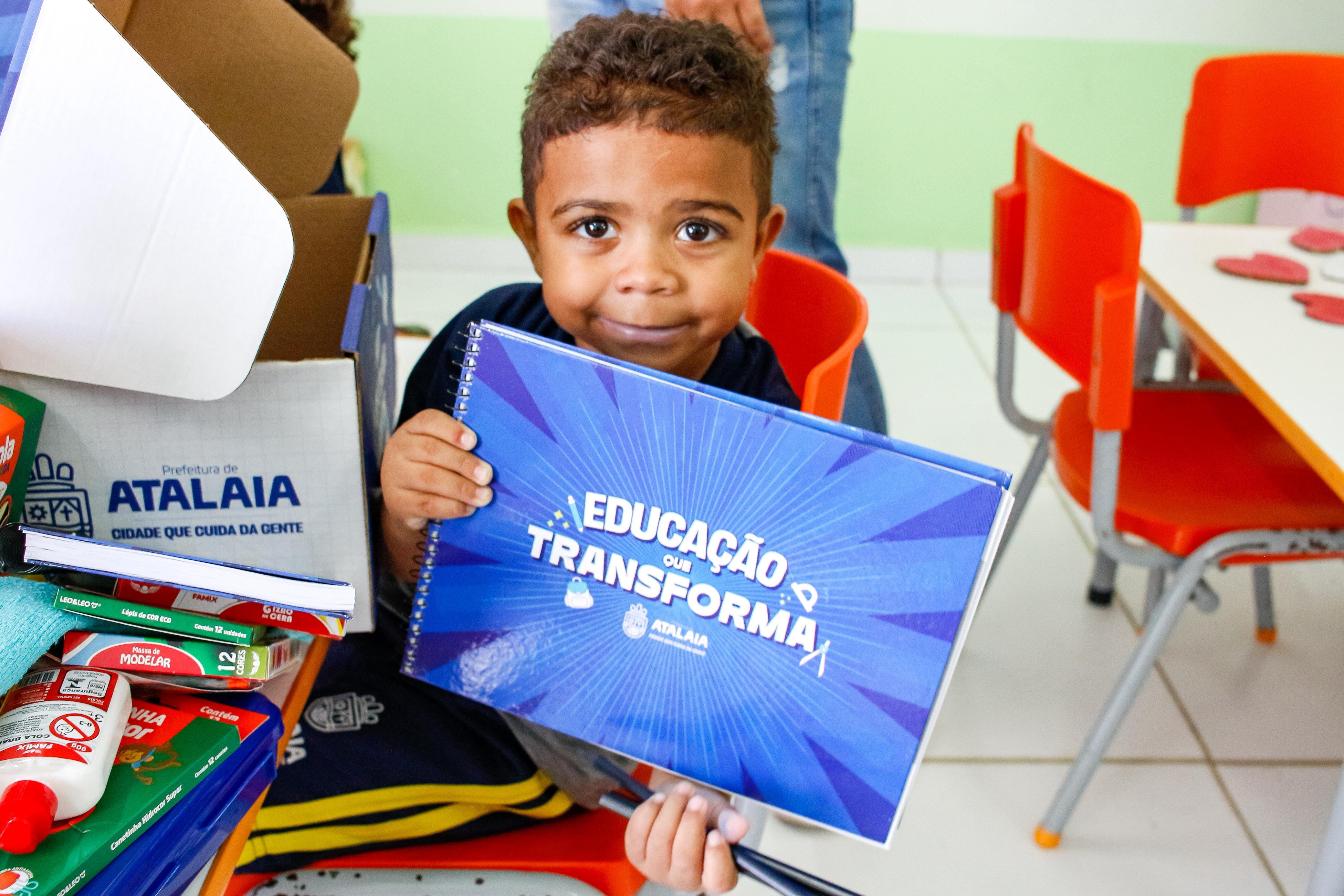 Prefeitura de Atalaia inicia cronograma de entrega de kits escolares e fardamento na rede municipal